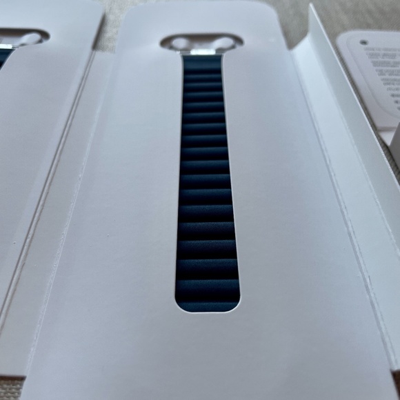 Apple Watch Magnetic Link Band (42mm - Navy - M/L) - Picture 5 of 11